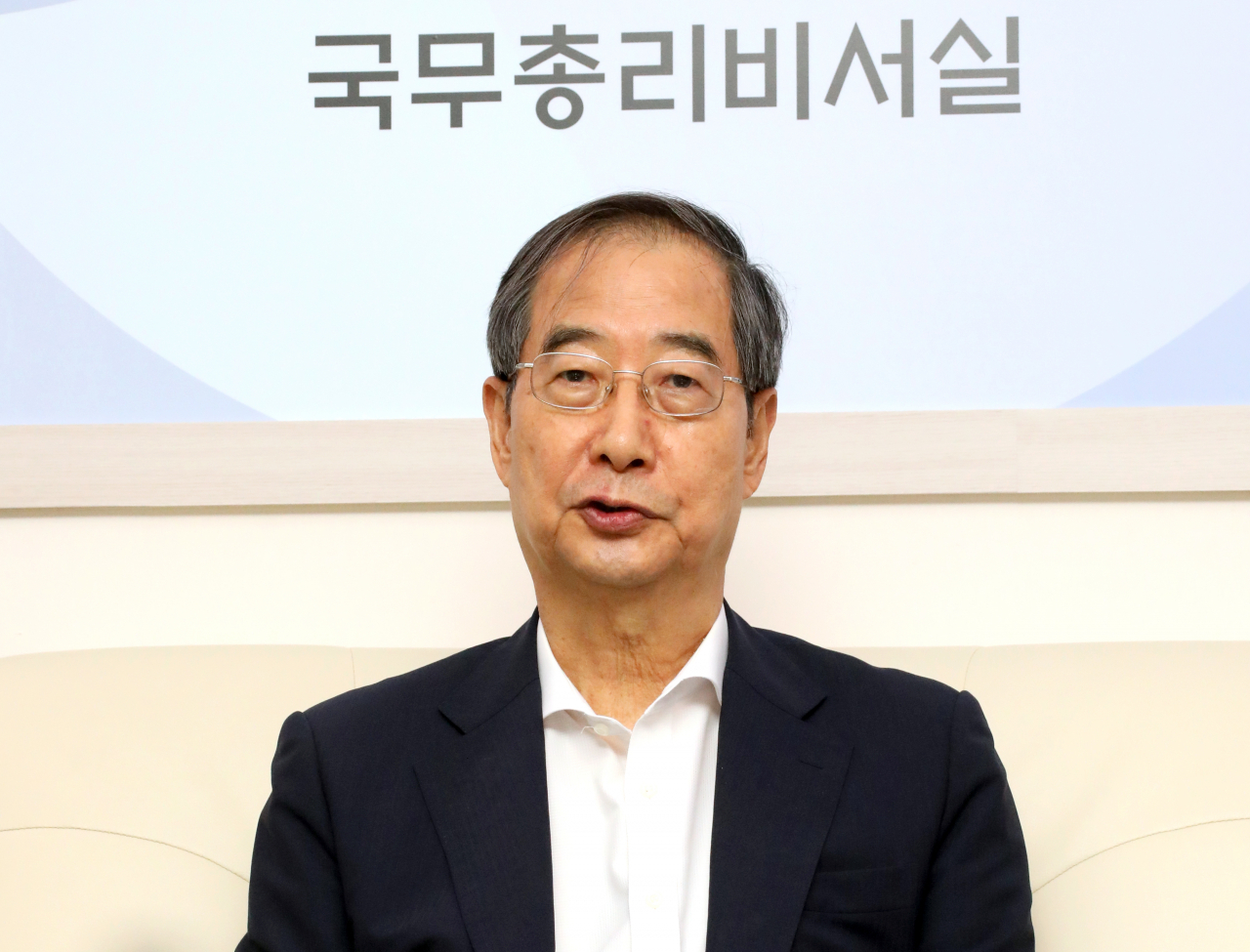 한덕수 국무총리가 18일 오후 정부세종청사 총리실 기자실에서 출입기자단 간담회를 열고 있다.[연합]