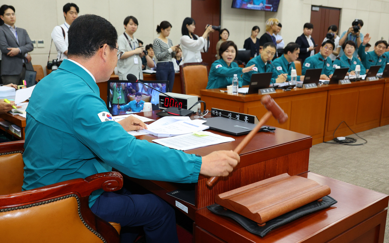 18일 국회에서 열린 행정안전위원회 전체회의에서 국민의힘 의원들이 의사진행 발언을 요청하는 가운데 신정훈 위원장이 의사봉을 두드리고 있다. [연합]