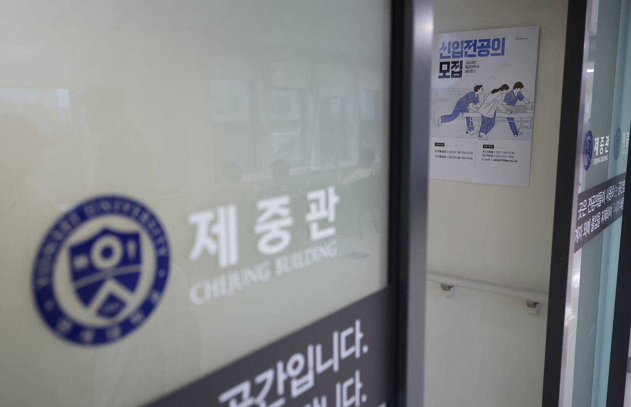 전공의 대다수가 뚜렷한 복귀 의사를 밝히지 않음에 따라 전체 전공의 1만3000여명 중 1만명 이상이 사직 처리될 것으로 보인다. 사진은 18일 오후 서울 시내 한 대형병원 전공의 전용공간에 붙어 있는 신입 전공의 모집 안내문. [연합]