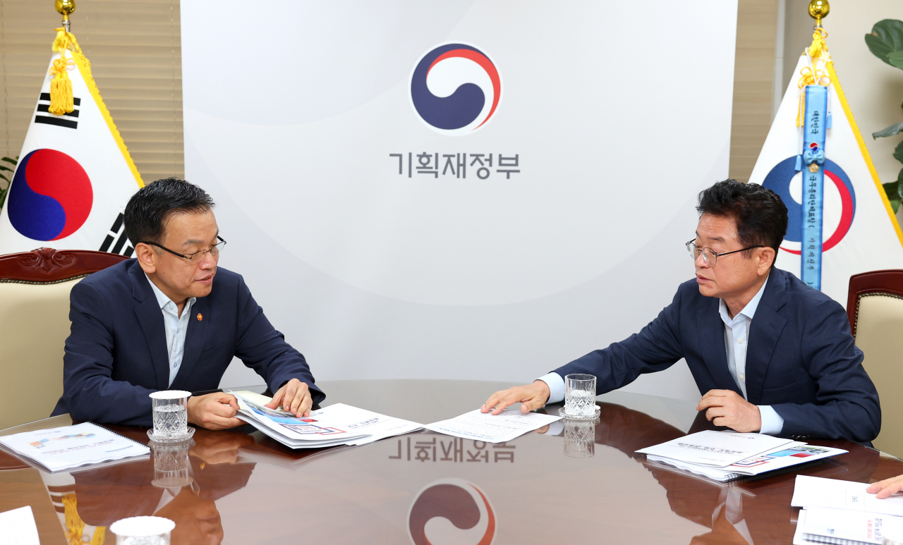 이철우 경북지사가 18일 최상목 경제부총리를 만나 도정 주요 현안 사업을 설명하고 있다.[경북도 제공]