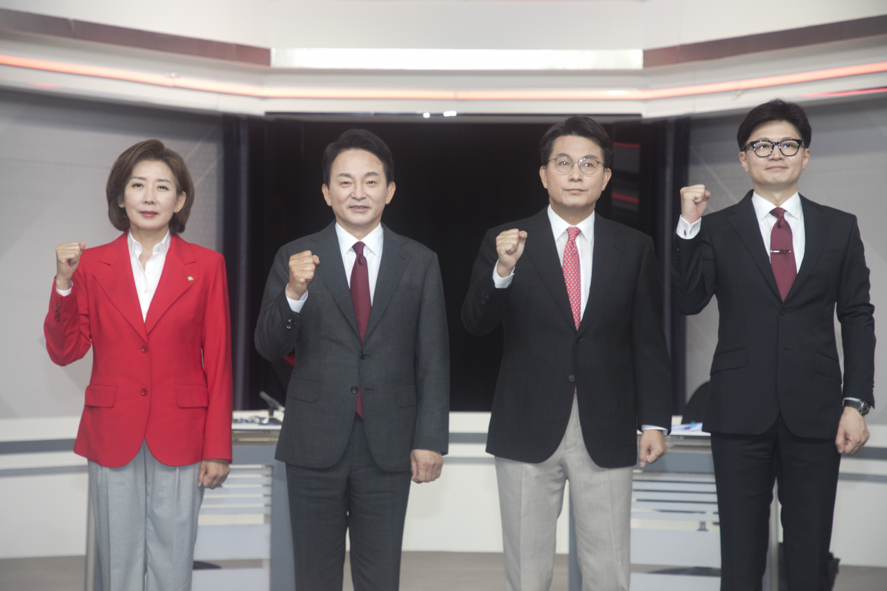 18일 오후 서울 여의도 KBS별관 스튜디오에서 국민의힘 제4차 전당대회 당대표 후보 TV토론에 나경원(왼쪽부터) 원희룡, 윤상현, 한동훈 후보가 참석해 포즈를 취하고 있다. [연합]