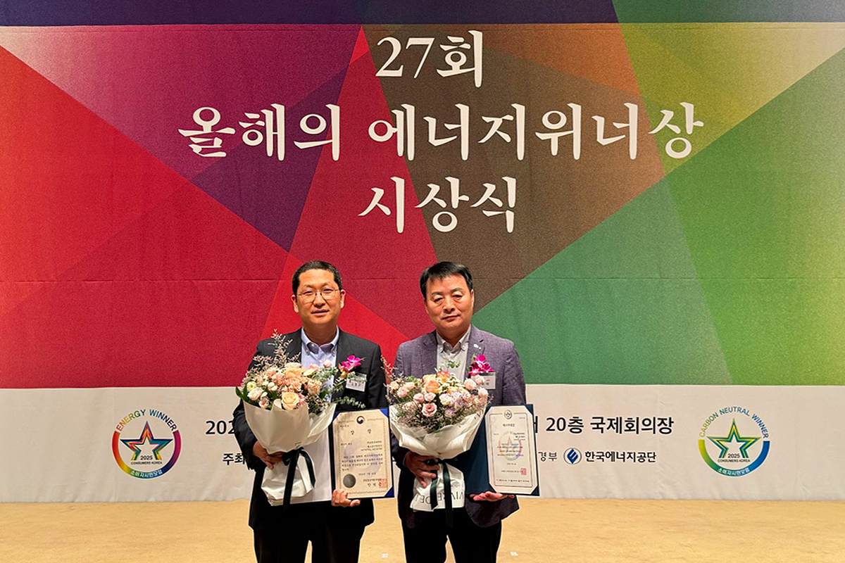 김형규 교원웰스 개발팀장(왼쪽), 변희태 교원웰스 개발생산부문장 등이 시상식에서 기념 촬영을 하고 있다. [교원웰스 제공]