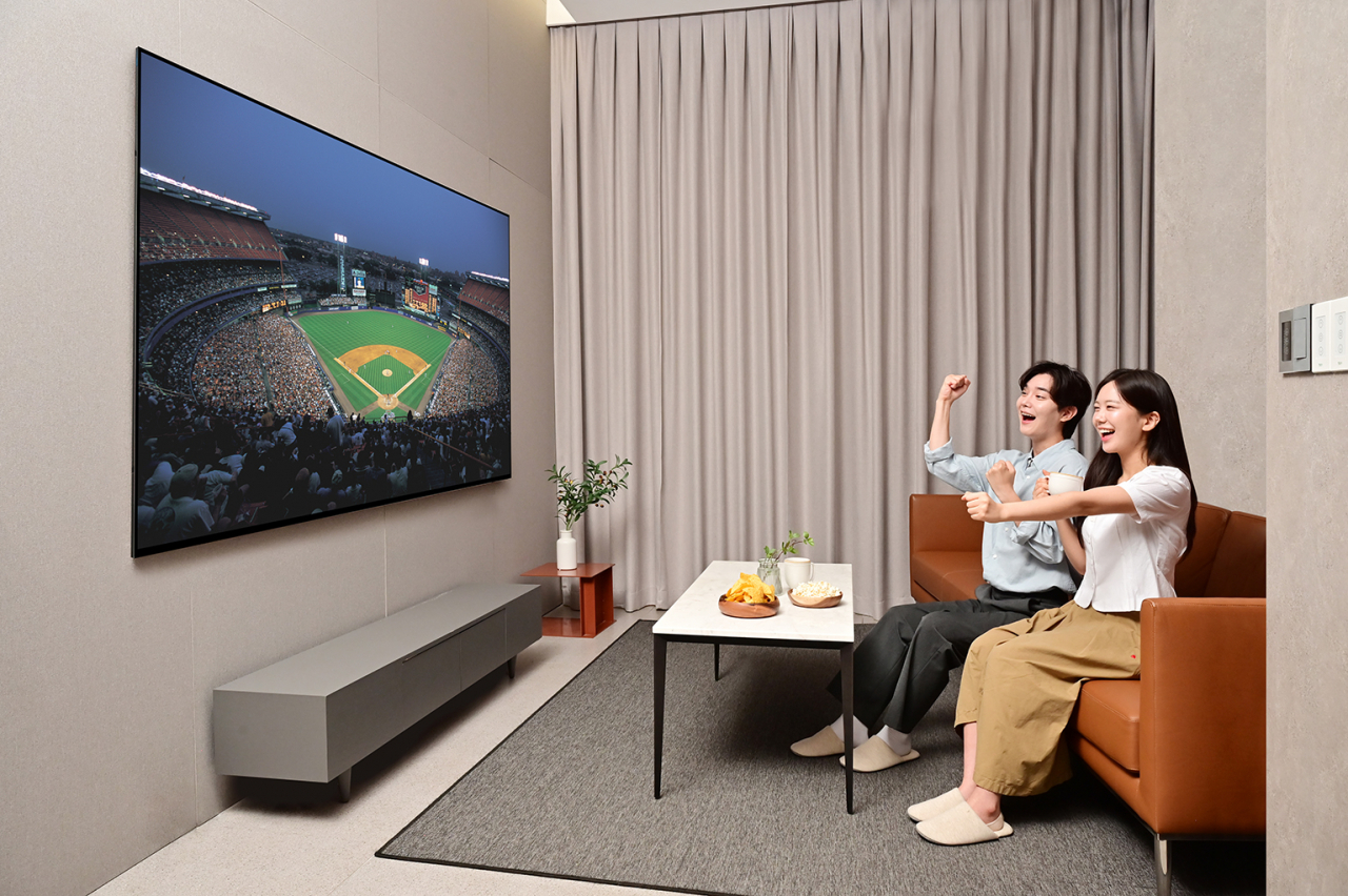 삼성전자 모델들이 Neo QLED 8K로 스포츠 경기를 시청하고 있다. [삼성전자 제공]