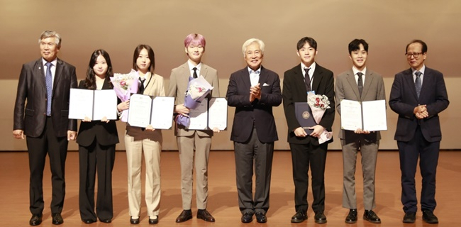 전국 대학생 모의 유엔대회에서 최우수상을 수상한 윤석무 씨.(왼쪽에서 여섯번째 검정색 양복)