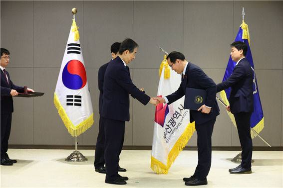 지난 18일 정부세종청사에서 열린 '제4회 적극행정 유공 정부포상 시상식'에서 이준승 부산시 행정부시장(오른쪽)이 대통령 표창을 수상하고 있다. [사진=부산시]