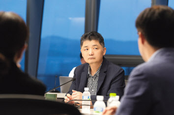 김범수 카카오 창업자 경영쇄신위원장이 지난 18일 임시 그룹협의회에 참석한 모습 [카카오 제공]