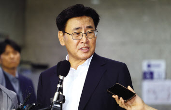 과학기술정보통신부 장관 후보자로 지명된 유상임 서울대 재료공학부 교수가 19일 오전 서울 종로구에 마련된 인사청문회준비단 사무실에 들어서며 취재진의 질문에 답하고 있다. [연합]