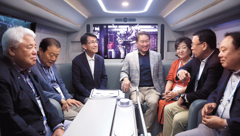 최태원(가운데) 대한상공회의소 회장이 18일 대한상의 제주포럼이 열리고 있는 제주 신라호텔에서 현대자동차그룹이 제공한 ‘재난현장 소방관 회복버스’에 시승해 관계자들과 이야기를 나누고 있다. [대한상의 제공]