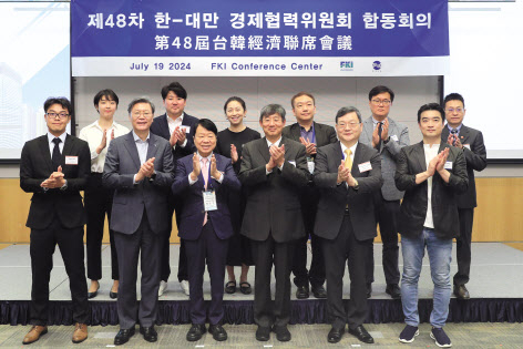 김창범(앞줄 왼쪽 두 번째부터) 한경협 부회장, 주즈양 대만-한 경제협력위원장, 김준 한-대만 경제협력위원회 위원장, 량광중 주한타이베이대표부 대표 등이 19일 FKI타워 컨퍼런스센터에서 열린 제48차 한-대만 경제협력위원회에 참석해 기념촬영을 하고 있다. [한경협 제공]