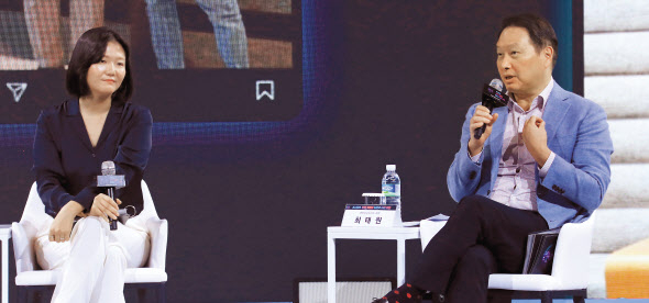 19일 제주신라호텔에서 열린 대한상의 제주포럼에서 최태원(오른쪽) 대한상의 회장과 최수연 네이버 대표가 ‘AI시대, 우리 기업의 도전과 미래 비전’이란 주제로 AI 토크쇼에 참석했다. [대한상의 제공]