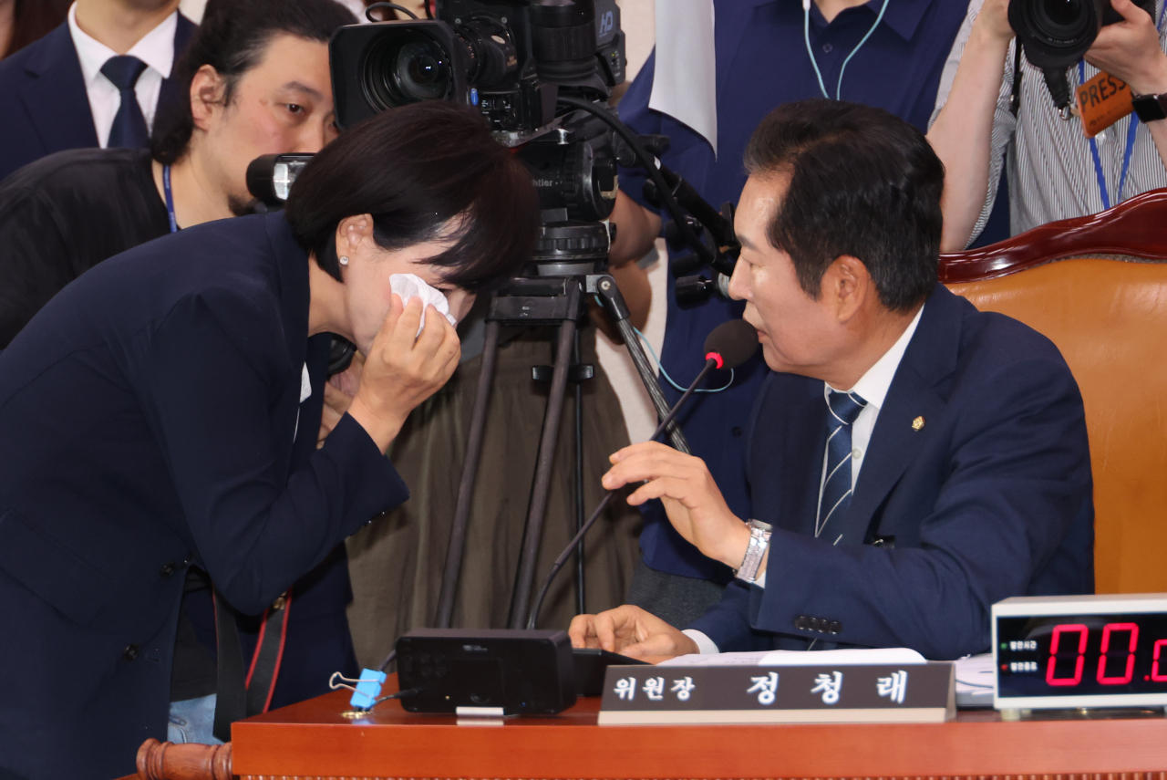 정청래 국회 법제사법위원회 위원장이 19일 오전 '윤석열 대통령 탄핵소추안 발의 요청' 국민동의 청원 청문회에서 전현희 더불어민주당 의원에게 회의장 입장시 얼굴을 다쳤냐고 물어보고 있다. 전 의원은 "법사위 입장 과정에서 신원불명의 누군가가 위력을 가해 허리를 다쳤다"고 밝혔다. [연합]