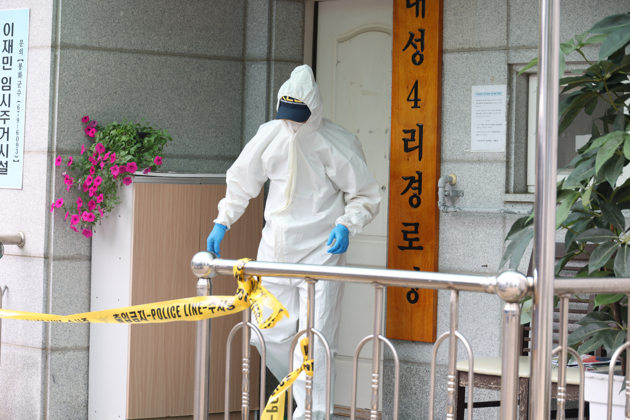 경북경찰청 감식반이 경북 봉화군 봉화읍 내성4리 경로당을 찾아 감식하고 있다. [연합]
