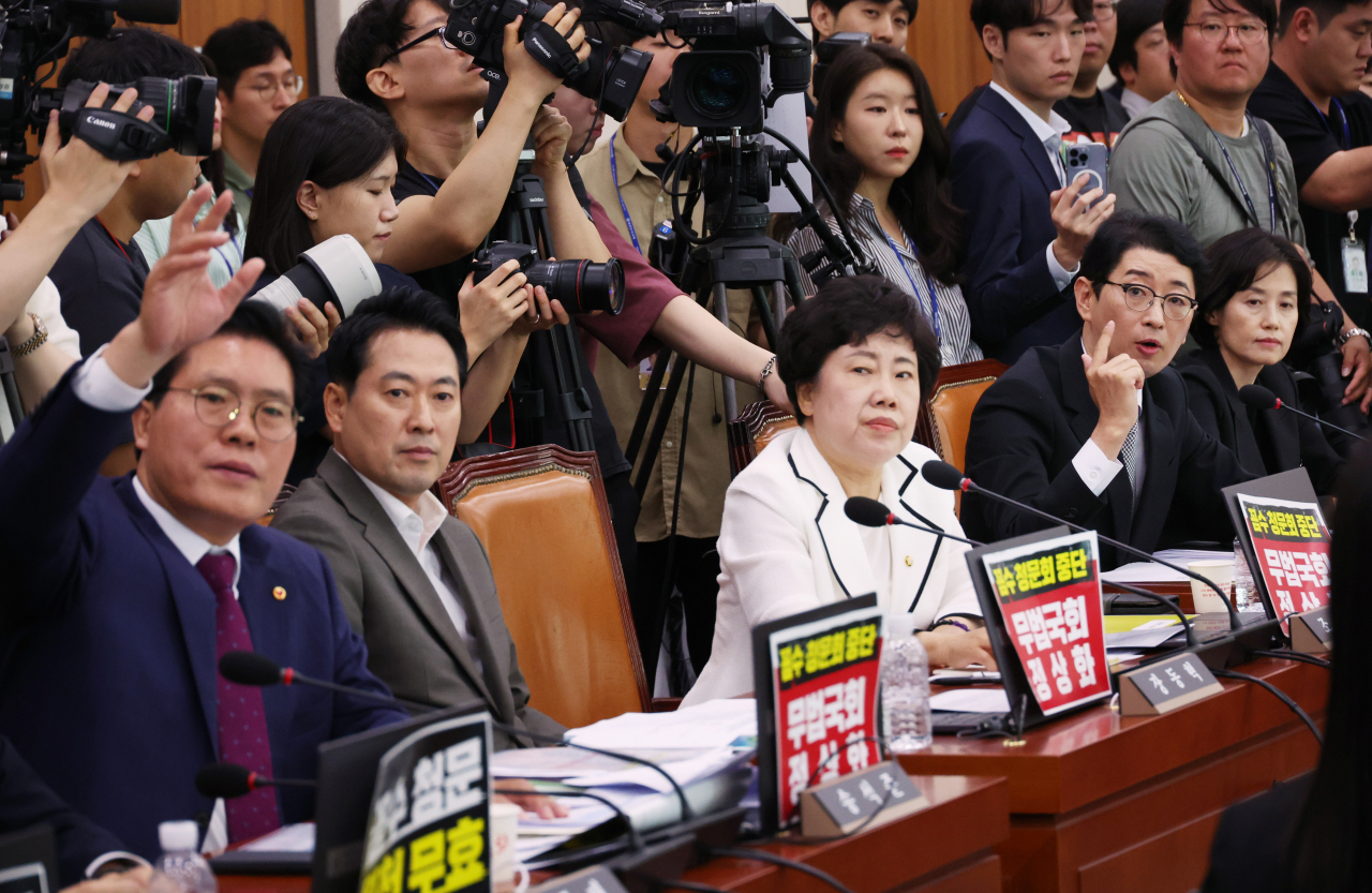 주진우 국민의힘 (오른쪽 네번째)의원이 19일 국회 법제사법위원회에서 열린 ‘윤석열 대통령 탄핵소추안 발의 요청’ 국민동의 청원 관련 청문회에서 발언을 하고 있다. [연합]