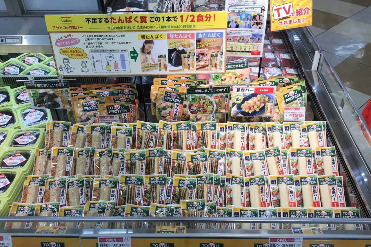 일본 현지 편의점에 풀무원 일본법인 아사히코 두부바가 진열되어 있다. [풀무원 제공]