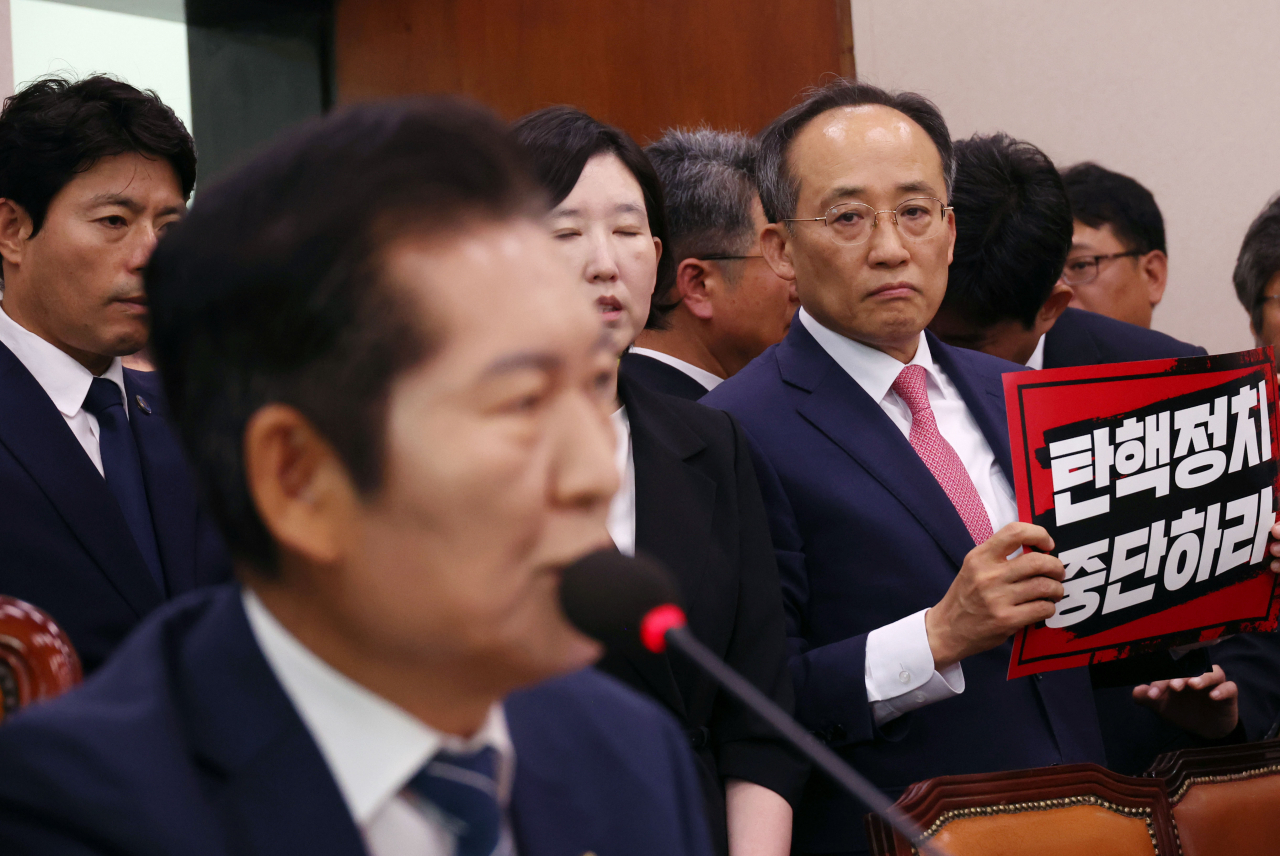 추경호 국민의힘 원내대표가 19일 오전 국회 법제사법위원회에서 열린 ‘윤석열 대통령 탄핵소추안 발의 요청’ 국민동의 청원 청문회에서 정청래 위원장의 발언이 진행되는 동안 항의 피켓을 들고 있다. [연합]