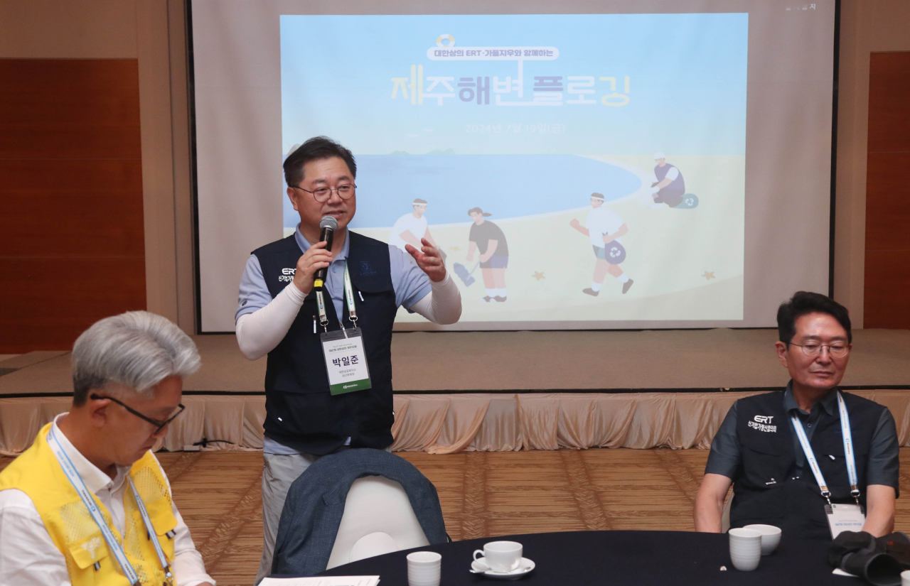 박일준(왼쪽 두번째) 대한상의 상근부회장이 제주해변 플로깅 활동에 앞서 연설을 하고 있다. [대한상의 제공]