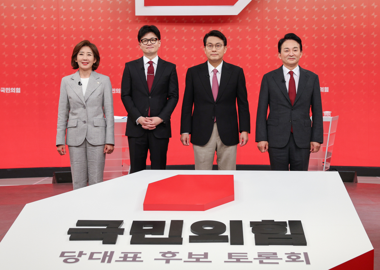 19일 서울 양천구 SBS 스튜디오에서 열린 국민의힘 제5차 전당대회 당대표 후보 방송토론회에 나선 나경원(왼쪽부터), 한동훈, 윤상현, 원희룡 후보가 기념 촬영하고 있다. [연합]