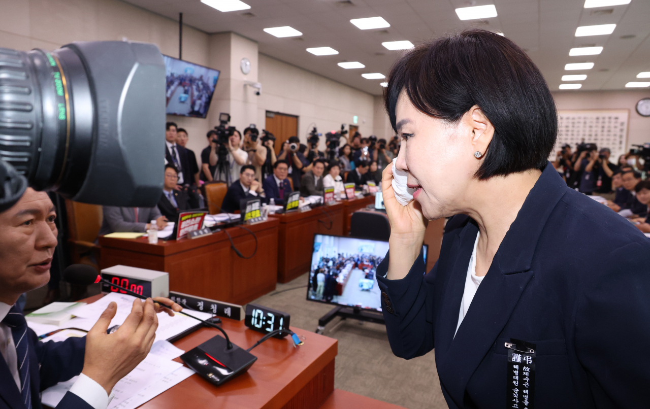 더불어민주당 소속 정청래 국회 법제사법위원회 위원장이 19일 오전 ‘윤석열 대통령 탄핵소추안 즉각 발의 요청에 관한 청원’ 관련 1차 청문회에서 같은 당 전현희 의원에게 회의장 입장 도중 부상한 것인지 물어보고 있다. [연합]