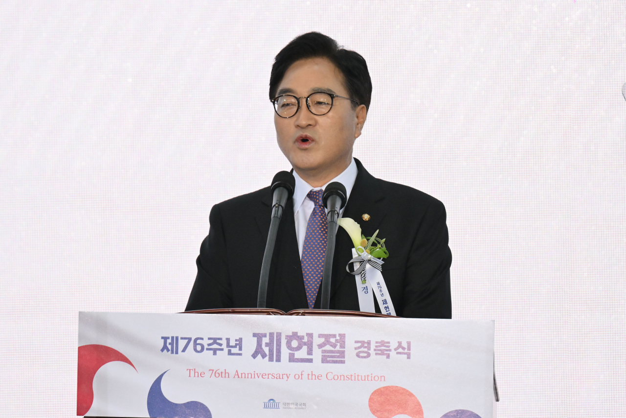 우원식 국회의장이 제헌절 76주년 경축식을 맞아 지난 17일 국회 로텐더홀에서 경축사를 하고 있다. 국회사진기자단
