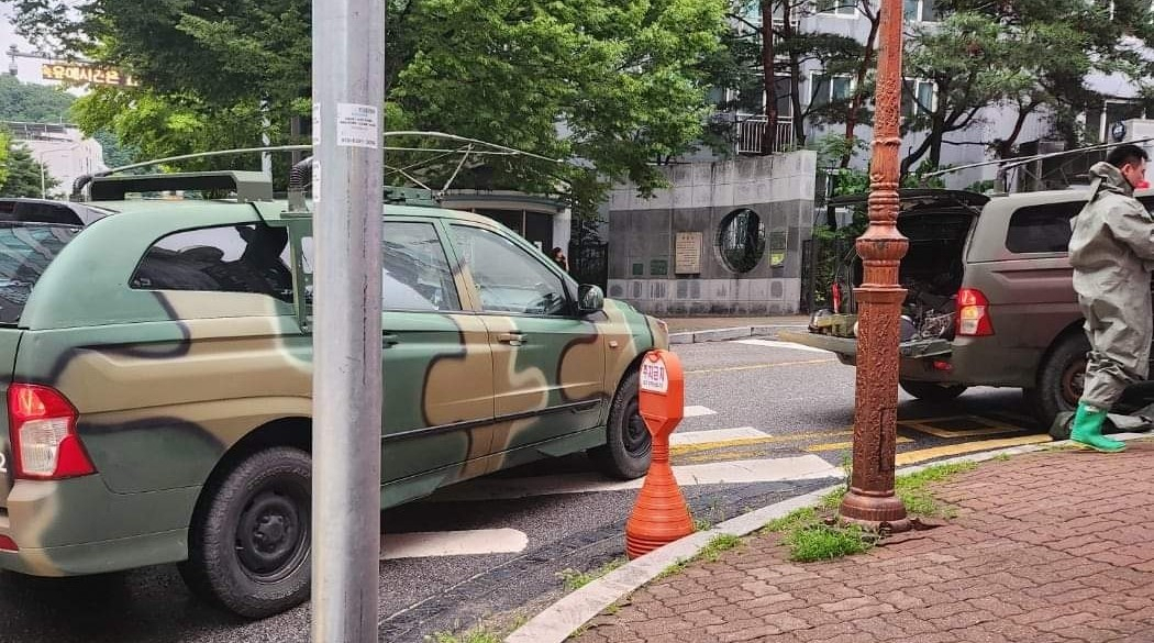 지난 18일 오후 경기 의정부시 신곡동 한 아파트 앞에 오물풍선이 발견됐다는 신고가 접수돼 군이 출동해 현장을 확인하고 있다. (사진=독자 제공) [뉴시스]