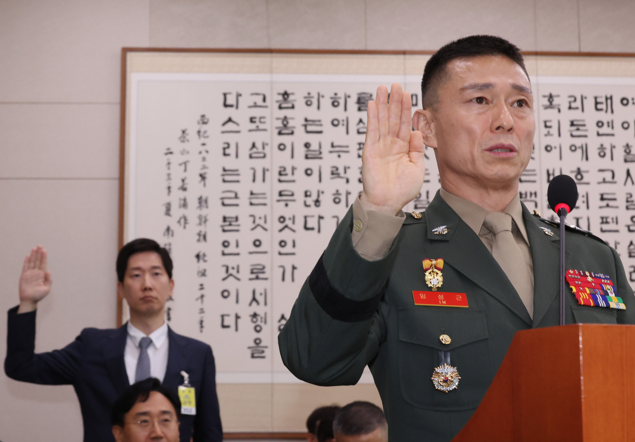 임성근 전 해병대 1사단장(오른쪽)과 박정훈 대령 측 김규현 변호사가 19일 국회 법제사법위원회에서 열린 '윤석열 대통령 탄핵소추안 발의 요청' 국민동의 청원 관련 청문회에서 증인 선서를 하고 있다. [연합]