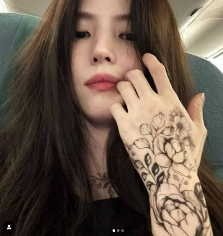 타투를 좋아하는 한소희. 문신 제거 시술을 받은 이후 타투 스티커를 즐겨 쓰는 것으로 알려졌다. [한소희 인스타그램 캡쳐]
