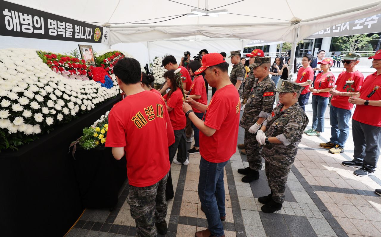 19일 서울 중구 청계광장에 마련된 ‘채상병 1주기 분향소’에서 해병대예비역연대 회원들이 헌화하고 있다. [뉴시스]