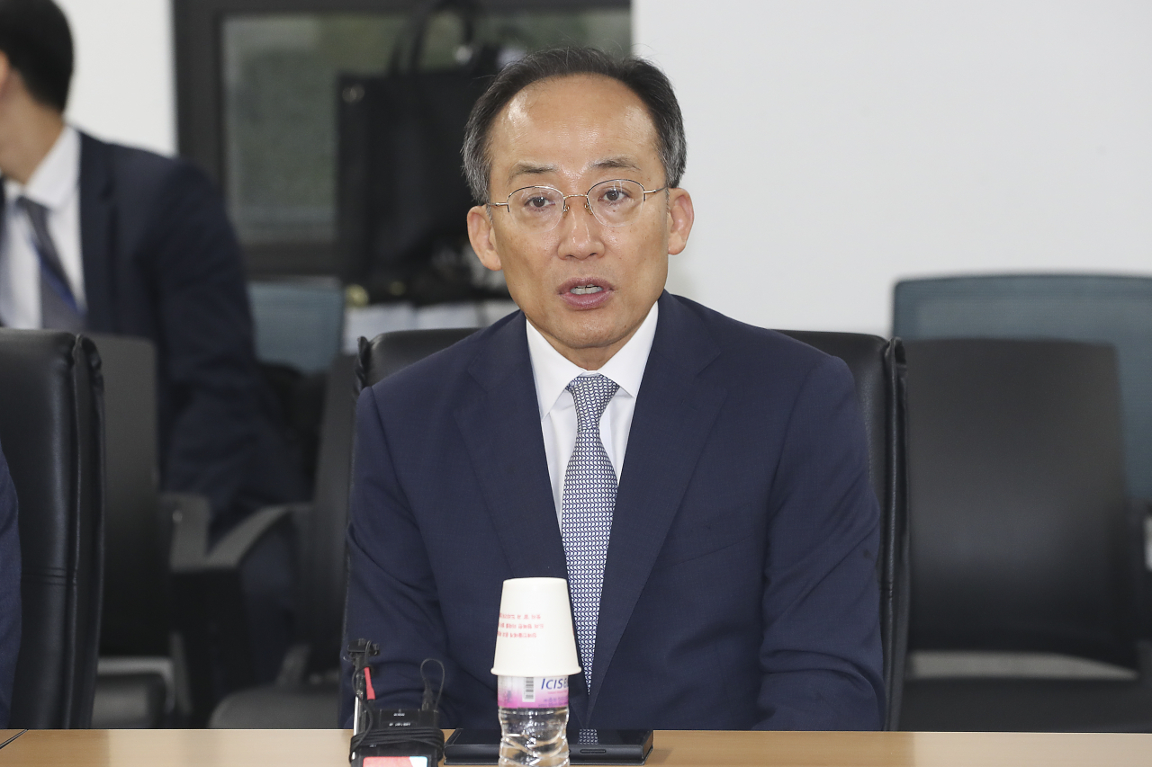 추경호 국민의힘 원내대표 등 지도부가 해병대 채상병 순직 1주기를 하루 앞둔 지난 18일 과천정부청사 내 고위공직자범죄수사처(공수처)를 방문해 채상병 사건에 대한 신속한 수사를 촉구하고 있다. [연합]