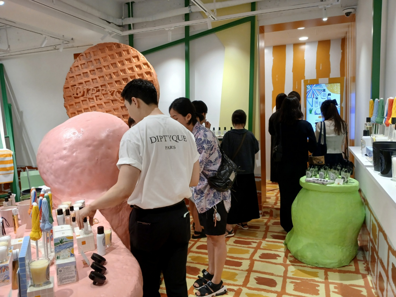 17일 서울 성수동의 딥티크 팝업스토어 매장. 여름이라는 계절을 살려 향을 입힌 아이스크림 가게 콘셉트를 구현했다. [신세계인터내셔날 제공]