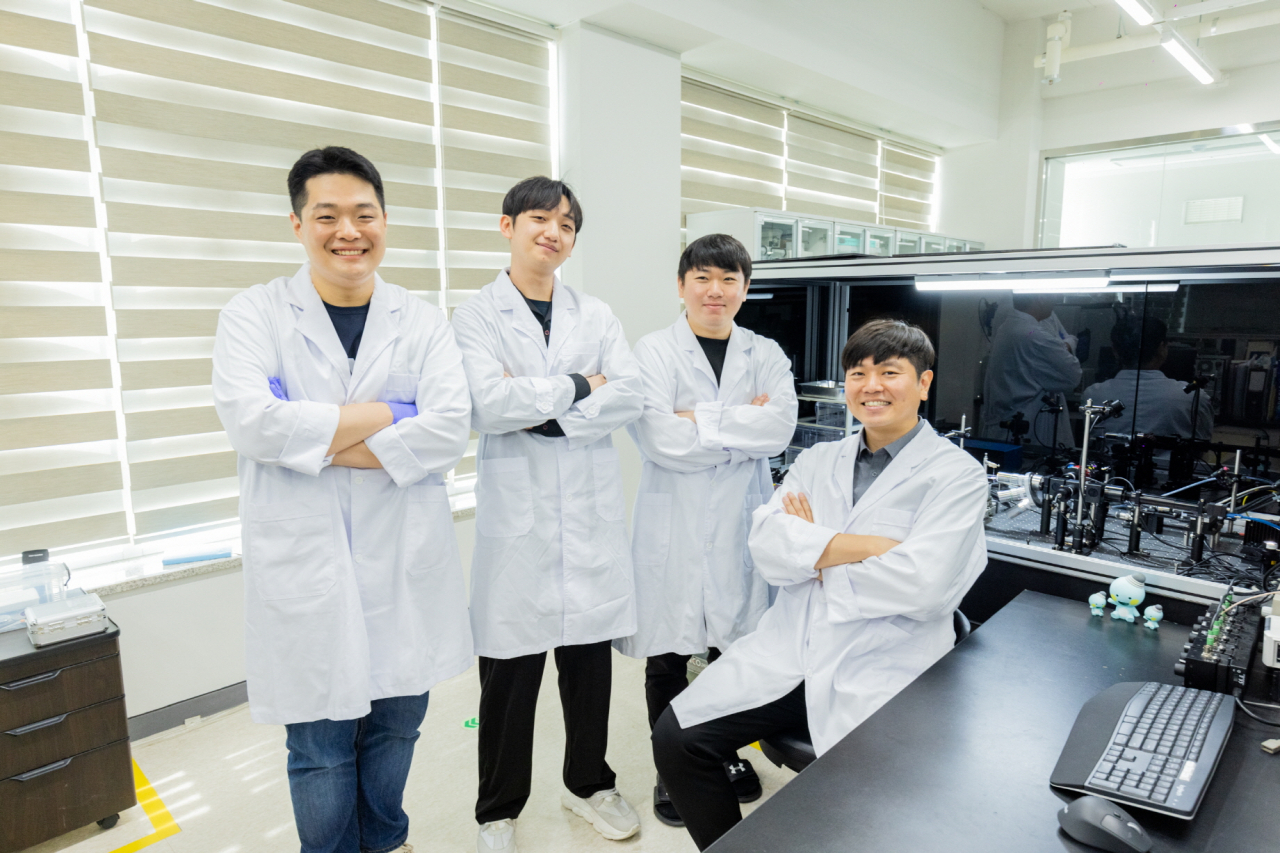 세계 최초로 3D 프린팅 나노구조 발광 패턴을 규명한 표재연(오른쪽 끝) 박사 연구팀.[한국전기연구원 제공]