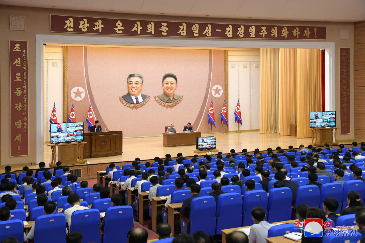 북한은 19일 노동당 제8기 10차 전원회의 결정을 철저히 집행하기 위한 내각 전원회의 확대회의를 개최했다고 조선중앙통신이 20일 보도했다. [연합]