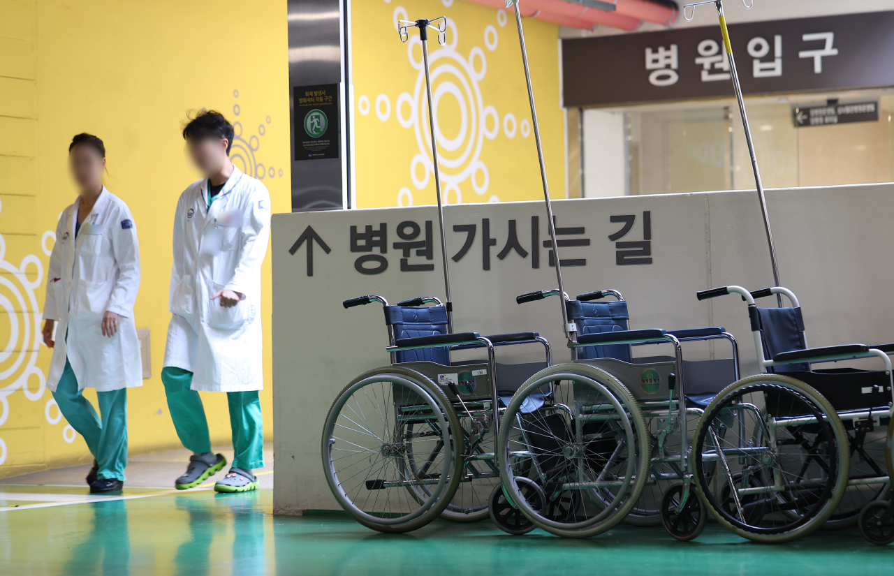의정갈등이 이어지고 있는 19일 오전 서울 시내 한 대형병원에서 의료진이 이동하고 있다. [연합]
