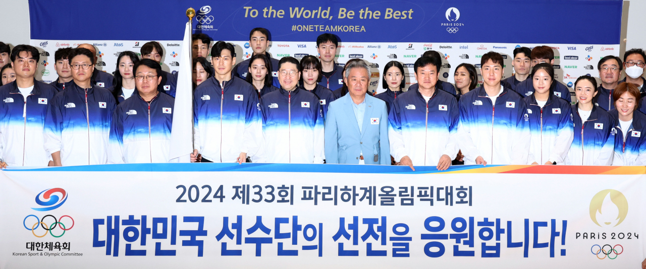 2024 파리하계올림픽에 출전하는 대한민국 선수단 본단이 20일 오전 인천국제공항 제2여객터미널에서 출국 전 기념촬영을 하고 있다. [연합]