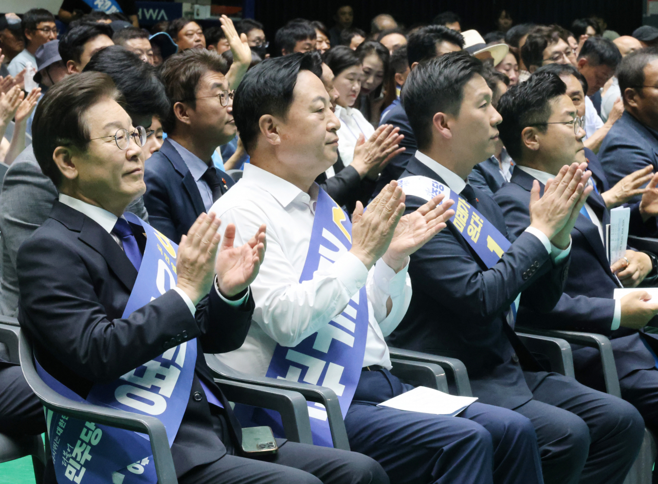 더불어민주당 새 지도부 선출을 위한 전당대회를 앞두고 20일 제주시 한라체육관에서 열린 합동연설회에서 이재명·김두관·김지수 대표 후보(왼쪽부터)가 나란히 앉아 손뼉을 치고 있다. [연합]