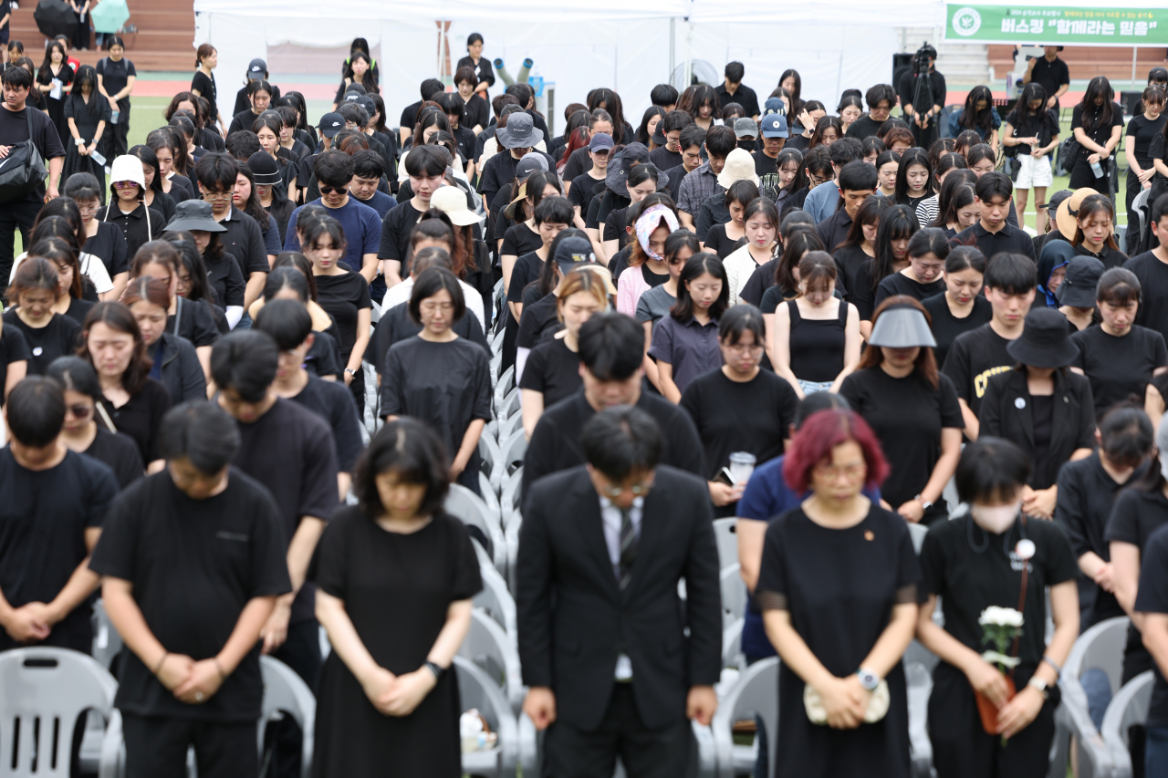 20일 오후 서초구 서울교육대학교 대운동장에서 초등교사노동조합 주최로 열린 서이초등학교 교사 사망 1주기 추모식에서 교사들이 묵념하고 있다. [연합]