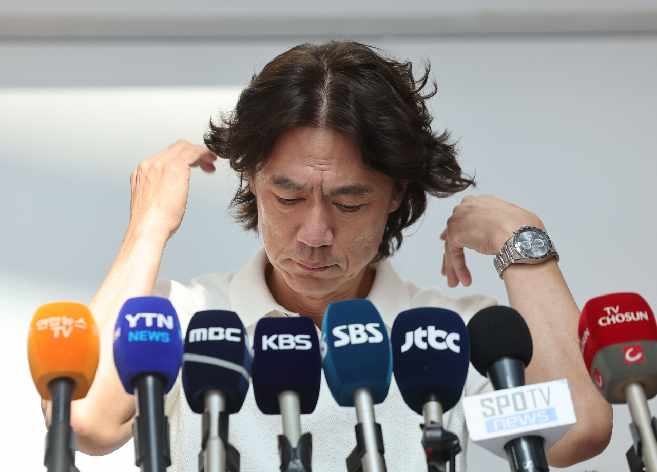 한국 축구대표팀의 새 사령탑으로 선임된 홍명보 감독이 자신을 보좌할 외국인 코칭스태프 선임 관련 업무를 처리하고자 15일 오전 인천국제공항을 통해 출국하기에 앞서 취재진과 인터뷰하고 있다. [연합]