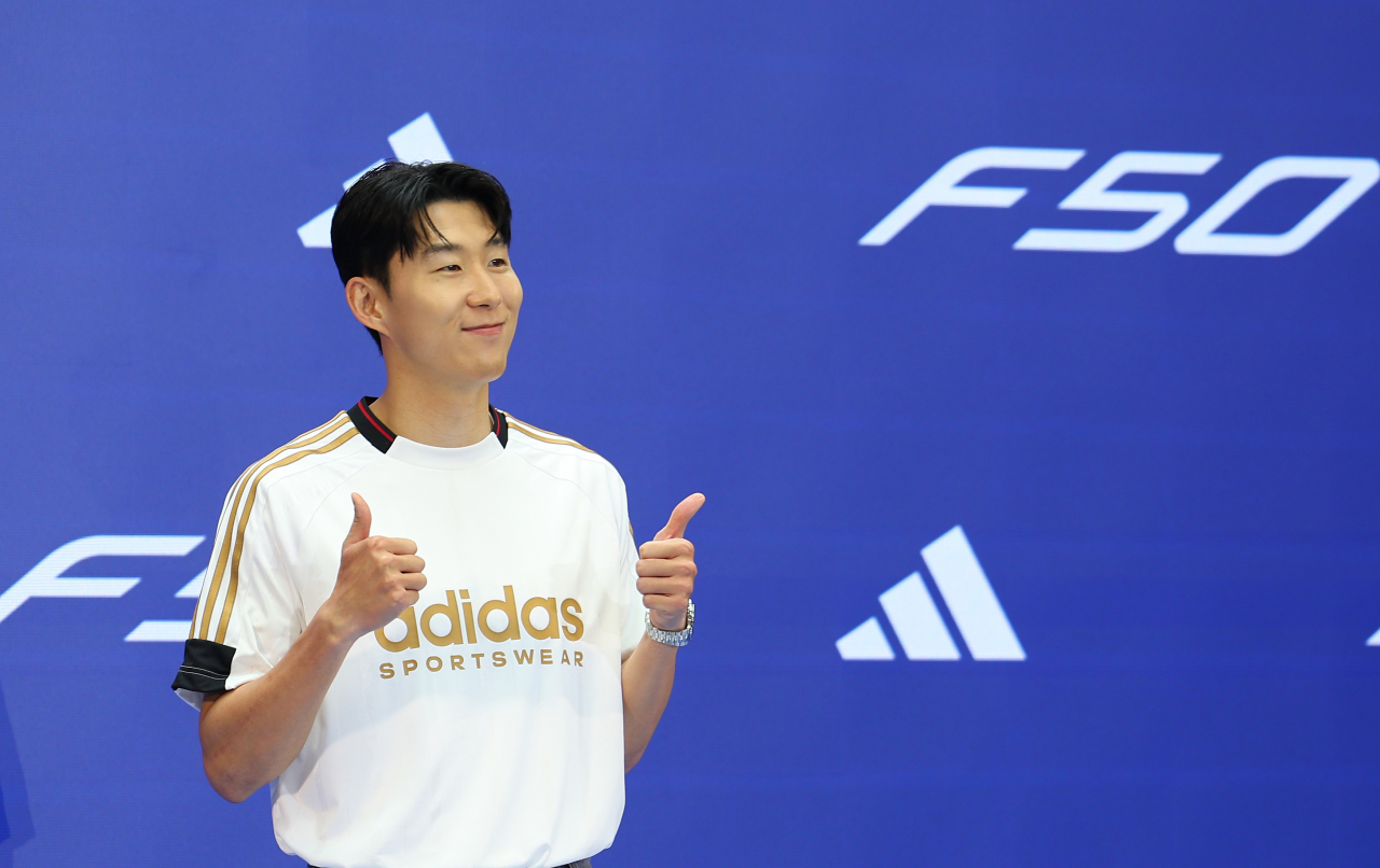 축구 국가대표 손흥민이 6일 오후 서울 영등포 타임스퀘어에서 열린 아디다스 F50 발매 기념 팬미팅 행사에서 팬들을 향해 포즈를 취하고 있다. [연합]
