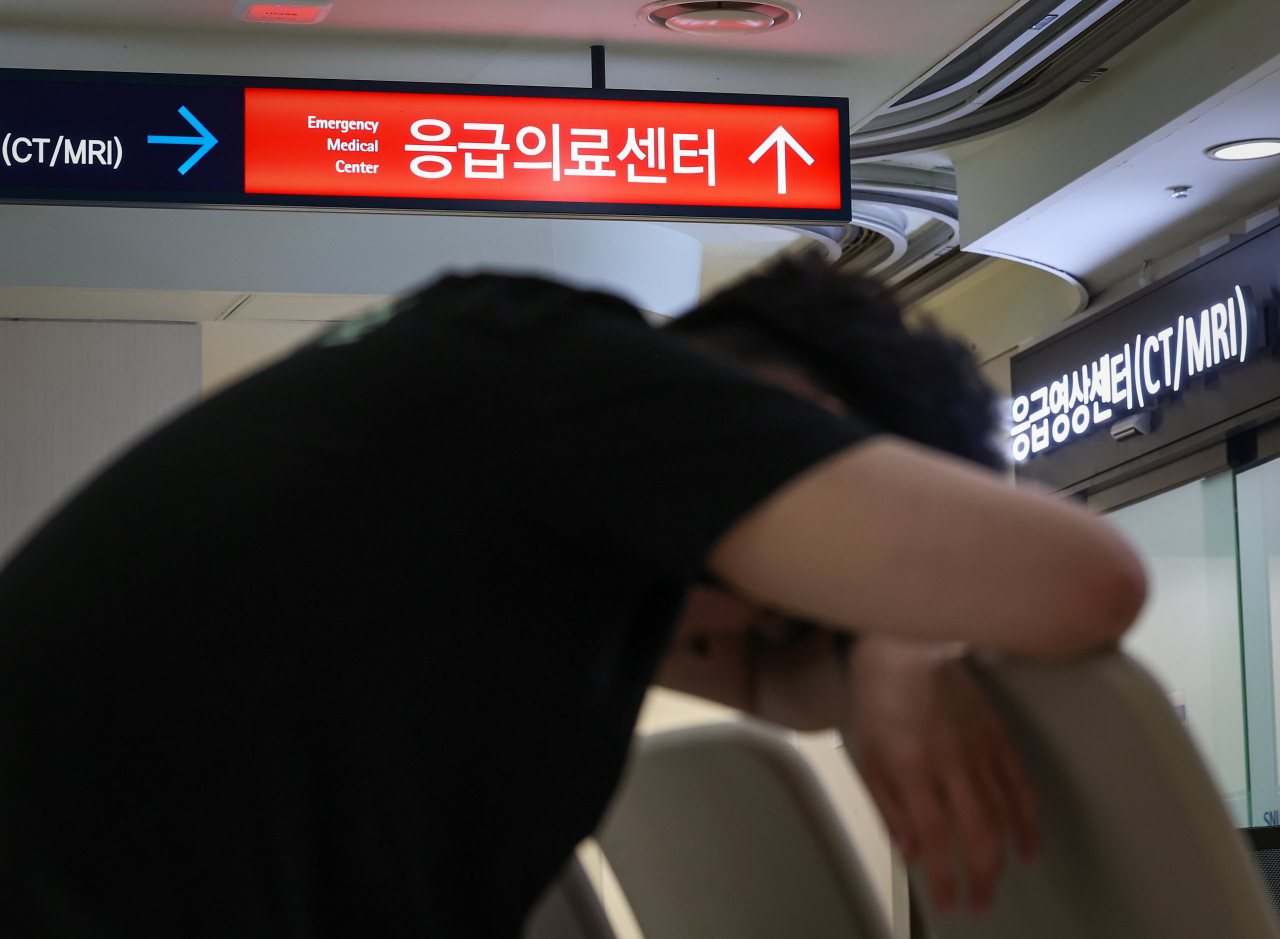 서울 지역 내 한 대학병원에서 환자 보호자가 휴식을 취하고 있다.[연합]