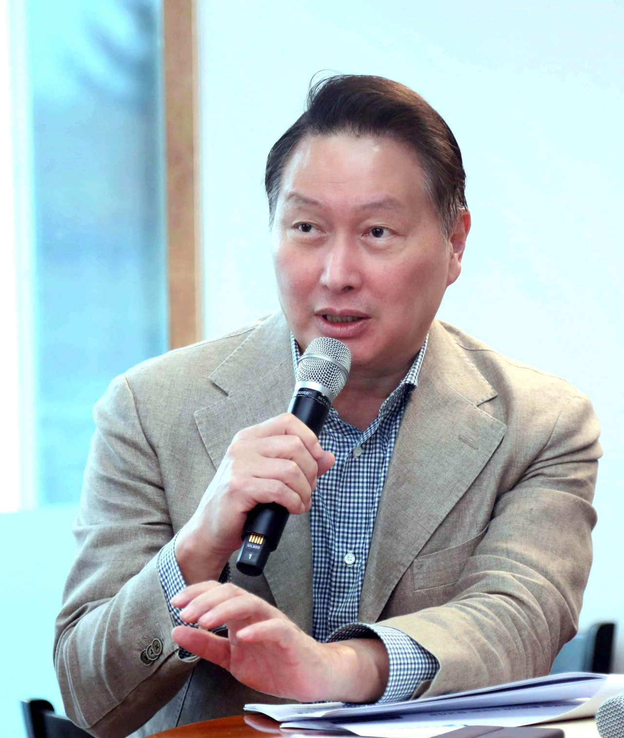 최태원 대한상의 회장은 지난 19일 대한상의 제주포럼 때 진행된 기자간담회에서 “지금 제가 제일 걱정하는 이유는 아무리 돈을 벌어도 번 돈보다 더 반도체에 투자해야 한다는 것”이라며 “정부는 기업이 ‘알아서 혼자서 하라’고 두지 말고 뭔가를 계속 지원해줘야 한다”고 강조했다. [대한상의 제공]