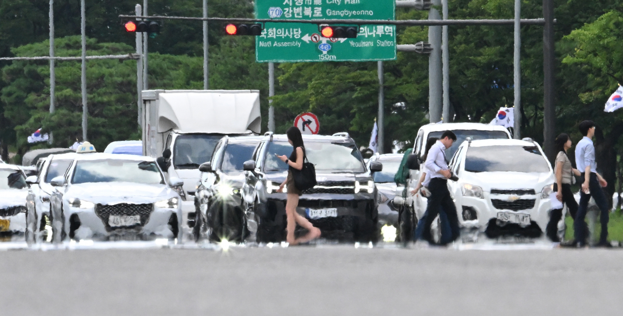 폭염 속 도로에 아지랑이가 피어오르고 있다. 임세준 기자