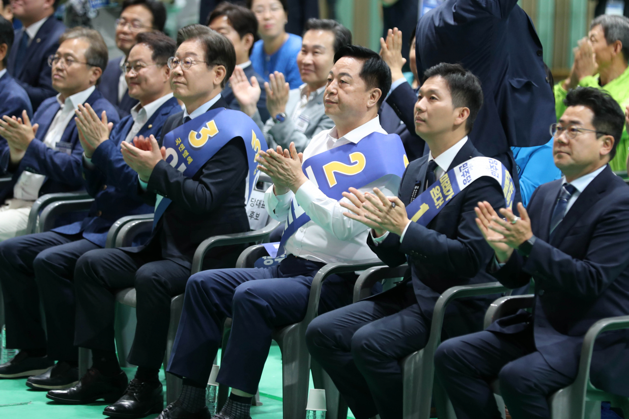 더불어민주당 새 지도부 선출을 위한 지역순회 경선 둘째 날인 21일 오전 강원 홍천군 홍천종합체육관에서 열린 합동연설회에서 김지수(오른쪽 두 번째부터), 김두관, 이재명 당 대표 후보가 손뼉을 치고 있다. [연합]