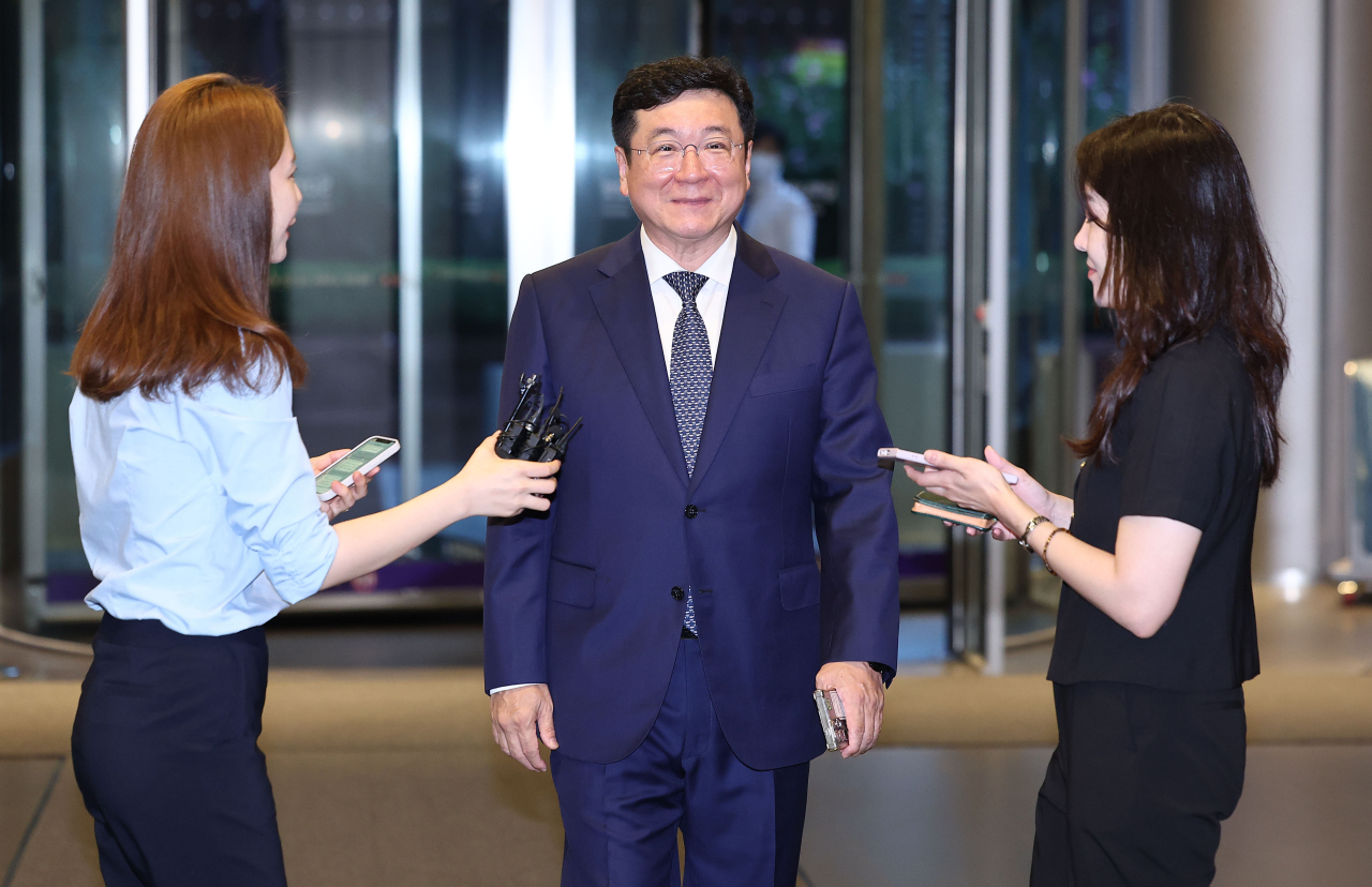 이찬희 삼성 준법감시위원회(준감위) 위원장이 22일 오전 서울 삼성생명 서초사옥에서 열리는 삼성 준감위 3기 정례 회의에 참석하며 취재진의 질문에 답하고 있다. [연합]