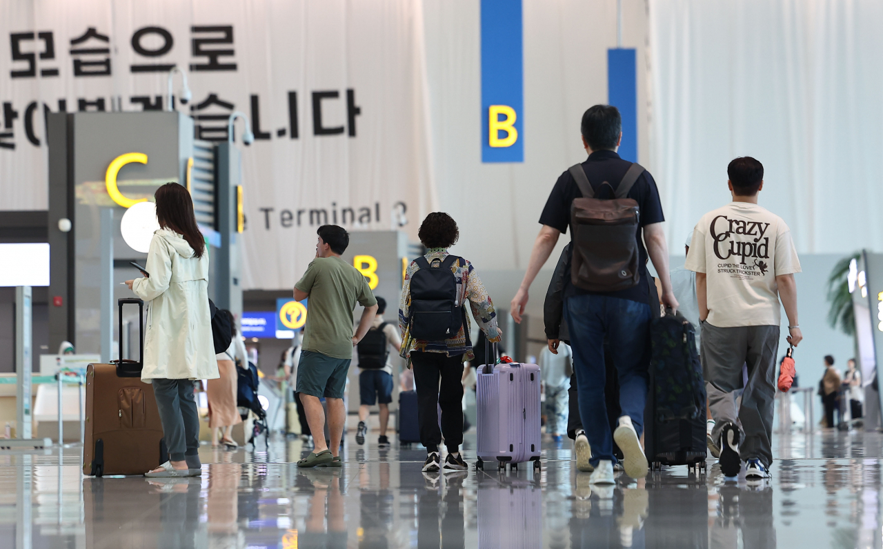 17일 인천국제공항 제2여객터미널 출국장에서 휴가철을 맞은 여행객들이 탑승 수속을 위해 이동하고 있다. [연합]