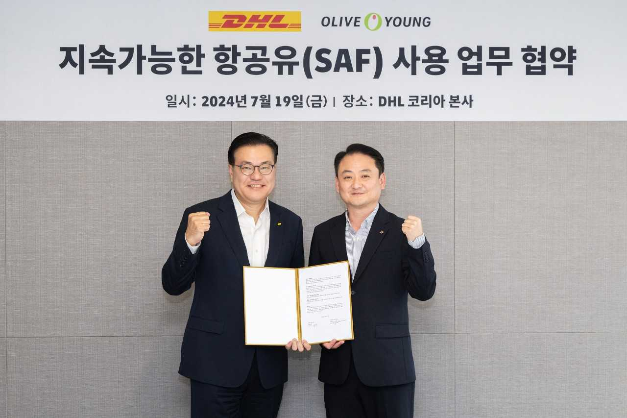 CJ올리브영과 DHL코리아는 지난 19일 서울 마포구 DHL 코리아 본사에서 ‘고그린 플러스(GoGreen Plus)’- 서비스 이용 업무협약(MOU)’을 체결했다. 서정주(왼쪽부터) 올리브영 SCM담당, 한지헌 DHL 코리아 대표가 협약식 후 기념촬영을 하고 있다. [CJ올리브영 제공]