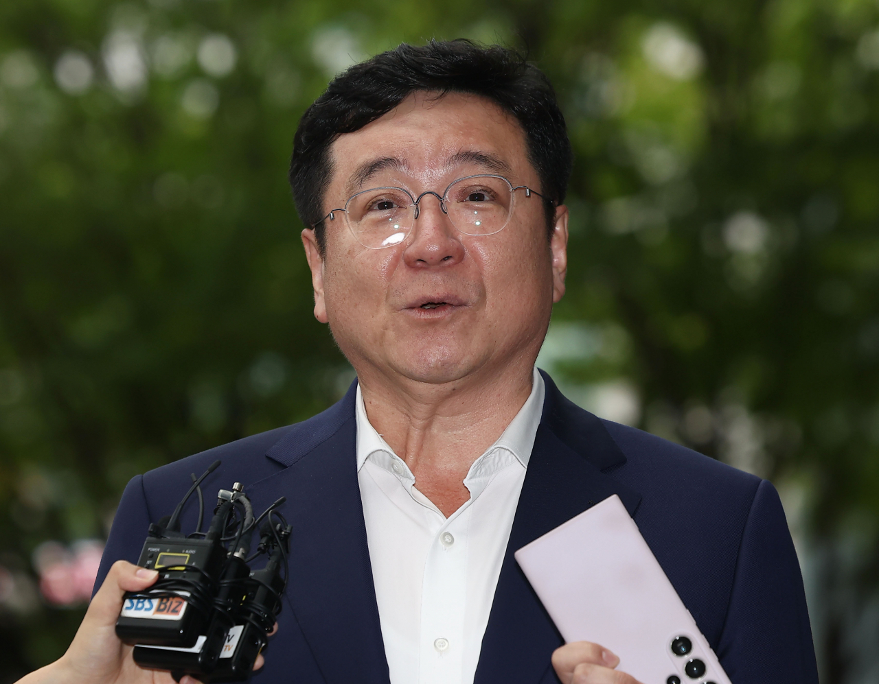 삼성 준법감시위원회 정례회의를 마친 이찬희 준감위 위원장이 22일 오전 서울 삼성전자 서초사옥에서 열리는 삼성 준감위-7개사 대표 간담회에 참석하며 취재진 질문에 답변하고 있다. [연합]
