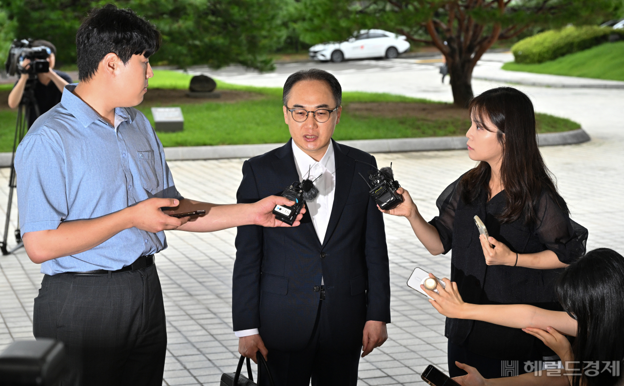 이원석 검찰총장이 22일 오전 서울 서초구 대검찰청으로 출근하며 취재진의 질문에 답하고 있다. 서울중앙지검은 지난 20일 도이치모터스 주가조작, 명품백 수수 의혹을 받고 있는 김건희 여사를 비공개 조사하는 과정에서 이원석 검찰총장에게 사전 보고를 하지 않아 논란이 되고 있다. 임세준 기자