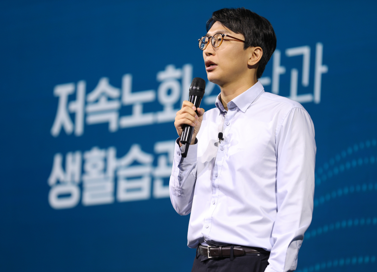 정희원 교수의 저속노화 닥터콘서트 모습. 휴롬 제공