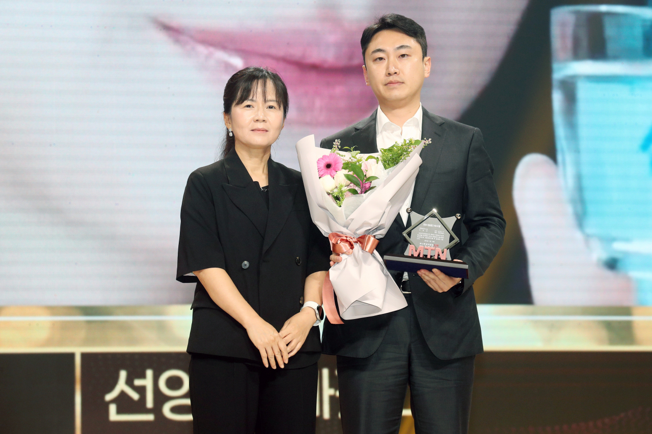 ‘선양에 빠졌다’광고 ‘2024 방송광고 페스티벌’ 최우수상 수상(우 선양소주 조현준 전무).