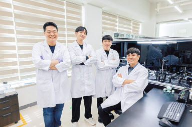 세계 최초로 3D 프린팅 나노구조 발광 패턴을 규명한 표재연(맨 오른쪽) 박사 연구팀