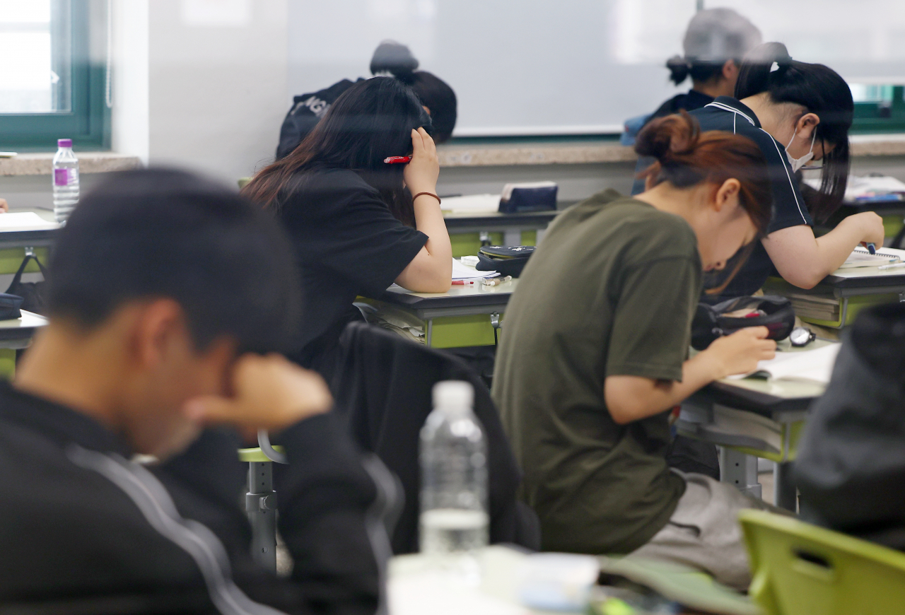 지난해 고등학교를 자퇴한 학생이 2만5000여명으로, 최근 5년 새 최고치를 기록했다. 사진은 2024학년도 7월 고3 전국연합학력평가가 실시된 11일 오전 서울 광진구 광남고등학교에서 고3 수험생들이 시험 전 정리노트를 확인하고 있는 모습. [연합]